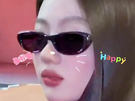 @单依纯 在2026北京卫视春晚的表现堪称“反差萌”教科书:舞台上她唱新曲《我表示理解》,还玩起小品,被粉丝封为“歪嘴小品女王”;后台却一边否认自己是“大vocal”,一边随口清唱,几句就把观众灵魂送上外太空。
玫红高定造型更添喜庆氛围,网友调侃“死亡芭比粉也能轻松驾驭”。话题“你还说你不是单依纯”瞬间刷屏,全网玩梗互动不断,她用幽默与实力的碰撞,成功把自己从抒情歌手推向全能艺人新高度。
#单依纯二专首首都是主打#
#单依纯华语乐坛老来得女#
#单依纯一直唱一直爱#
#自成依派# #单依纯