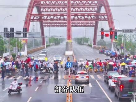身为麻阳人,深知这场龙舟盛会承载了多少乡亲的期盼。推迟不是退缩,而是对生命敬畏、对安全负责。千年龙舟文脉,不在于一时竞渡,平安顺遂,方能长长久久,静待来日,再迎全国勇士来锦江河上再展龙舟雄风!
