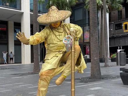 千载难逢,看看人体悬浮表演是怎么上去的⁉️拍到了!#人体悬浮 #街头表演 #百科 #澳骄攻略