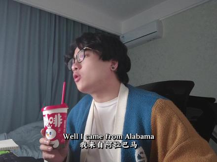 “你爱我我爱你.......”蜜雪冰城雪王金曲原版 《Oh!Susanna》翻唱
唱这首歌被东方明珠光棱塔哈气了
这首歌由斯蒂芬·福斯特于1847年创作
这首歌的歌词充满了幽默、夸张和矛盾(例如“大雨滂沱却天气干燥”、“烈日当空却冻得要死”),
反映了当时美国拓荒者和淘金者的乐观与辛酸并存的精神面貌。
这首歌在1849年加利福尼亚淘金热期间变得极其流行,成为了淘金者的“国歌”。
而“I jumped aboard the telegraph and trabbled down the river...” (我跳上电报线,沿河旅行...)
这些段落并非斯蒂芬·福斯特的原作。它们是在歌曲流传开后,由不同的人(尤其是淘金者、矿工和士兵)为了自娱自乐,根据当时的经历即兴填词创作的,风格和用词也与原作有明显差异。它们属于民谣在传播过程中的“衍生品”,虽然有趣,但并不属于经典的标准版本。
#青年创作者成长计划 #蜜雪冰城 #翻唱 #人文社科 #东方明珠
