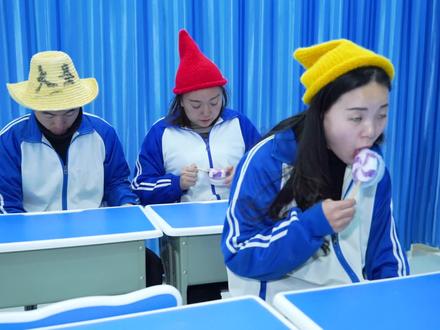 短剧:老师偷吃学生零食,学生用黏土捏出香皂,做成雪糕整老师