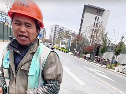 因痴迷工地卤肉饭走红 大叔困惑:为什么叫我“贵州子涵”? “我不是玩网络的人 我是干活路的人”#工地 #工地生活 #正能量