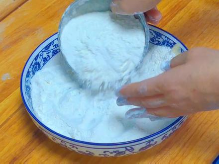 分享家常零食炸芝麻三角酥,小朋友喜爱,酥酥脆脆香香 #炸芝麻三角酥 #面点 #面食教程 #面食 #芝麻酥