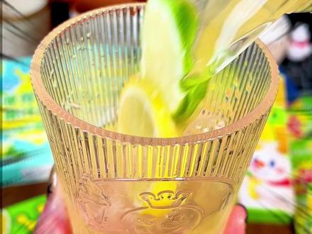 070604冰块碰撞搭配蜜雪冰城柠檬液,简单冲泡,复刻门店治愈感满满的柠檬水#蜜雪冰城 #柠檬水 #夏日冰饮 #果茶 #看球必备饮品