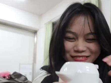广东女生想看雪好友装保温瓶寄来:第一次见到雪,非常惊喜幸福#广州 (来源:@我是希啊. )