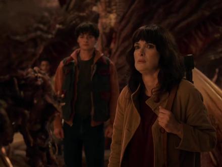 《怪奇物语》第五季大结局的后劲,是温温的潮水裹着心的触感。比起逆世界的冒险和BOSS战的高潮,更打动人的是那群少年的成长轨迹:从遇事慌神的孩子,到带着笨拙的勇敢、青涩的牵挂,在离别与重逢里磨出坚韧的青年。没有冗长的决战,结局仓促却妥帖——因为他们本就是守着彼此的普通人,带着伤痕相守、怀揣回忆前行,就是最圆满的收场。故事落幕,但勇气与陪伴的力量不会消散,我们终将带着这份温度,走向自己的新旅程。
少年们的故事在霍金斯画下句点,可那些关于勇气、陪伴与成长的内核,却像一颗种子落进了心里。就像他们告别了少年时代的懵懂,我们也该带着这份从故事里汲取的力量,笑着走向自己的前路,毕竟真正的成长,从来都是带着过往的温度,勇敢奔赴新的旅程。#那些年我们追过的剧 #触及真心名场面 #怪奇物语 #那些年追过的剧 #什么角色让你记住了一整部影视 @DOU+小助手