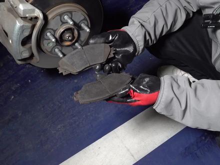 同一轮两个刹车片磨损严重不一致怎么办? #刹车卡钳 #刹车片更换 #汽车保养与维修 #汽车知识