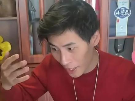 最近全网牵挂的张云鹏,在直播中多次坦言不想回加拿大,只想留在中国和亲人相伴。但受签证限制,他不得不暂时离开,并明确表示,这次回去就是要拼命打工,尽快挣够7000美元保证金,一凑够钱就立刻重返祖国。
与亲人告别时,他情绪激动、几度落泪,十分不舍。29岁的他性格单纯善良,没有沾染不良习惯,对国内普通的儿童玩具都充满好奇,格外接地气。
而最让人揪心的是,此次返程前,他大概率不会再与母亲见面,不是不想念,而是迫于现实无奈。一边是强烈的归乡心,一边是残酷的现实阻碍,让无数网友心疼不已。#张云鹏 #张云鹏妈妈 #张云鹏爸爸 #沈华柏