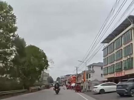 村民办白事酒席老外误当成饭店,主人用英语交流 请他们喝咖啡吃饭。还带外国友人参观当地英雄纪念碑。#摩旅 #误会 #外国友人