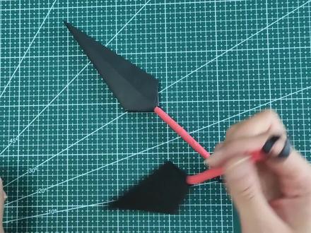 教你折一个火影里面的兵器苦无,火影迷必须有一把!#火影忍者 #手工 #折纸