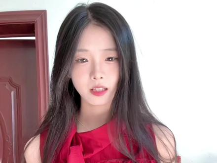 那个姑娘带不上墨镜一定是墨镜的原因#小芋头摇手势舞 #小芋头摇