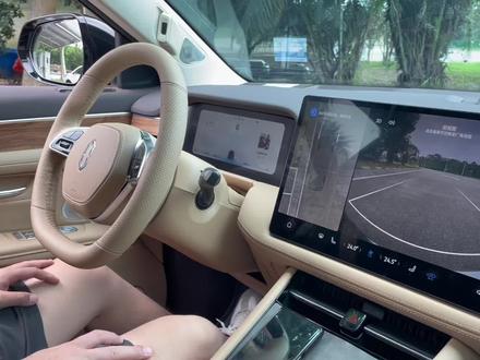 问界新M7最低配大五座后驱版本也拥有自动泊车功能,对女生来说简直太有好了,有了它,停车不再是问题!但是,有个疑问:原地打方向盘会不会对车胎磨损呢?#问界新m7大五座 #自动泊车 #厉害了我的车 #国产车 #aito问界m7