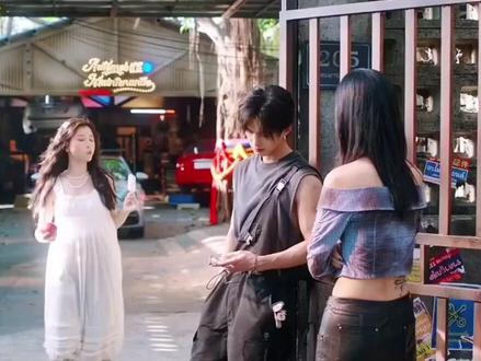 谁懂两人吃一个苹果后那个玩味笑!!太会了 #虞书欣 #何与 #双轨#姜暮#靳朝#朝朝暮暮