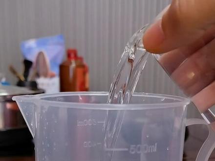 一次性杯子多少两白酒,一两酒多少毫升,100ml是几两,三两酒有多少?#记录真实生活 #白酒 ##酒知识