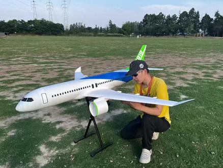 #杭州飞侠航模 国产客机C 919组装视频第一集。机头组装 魔术板改版桨机#制作过程 #航模飞机