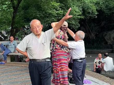 正骨大爷现在为何没人跟他跳舞了?😂#广场舞#搞笑