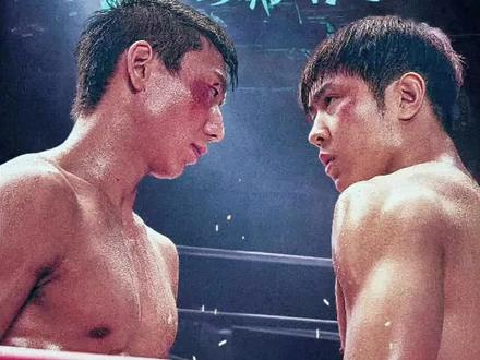 电影《替身拳手》 #替身拳手 #阿如那 #马伯骞 #胡军 #王耀庆 @抖音创作灵感 @抖音电影 @DOU+小助手 @守兔极光影票 @电影《替身拳手》
《替身拳手》观影推荐。出身贫寒的拳击少年,意外卷入一场精心策划的“替身骗局”,田野与陈火炬的友情在骗局与理想中反复拉扯,热血又虐心。阿如那把底层少年的倔强演活,马伯骞诠释富二代的挣扎,胡军、王耀庆等戏骨坐镇,拳击爽片戳中普通人对命运的不甘——当生活全是假象,唯有拳头和真心能破局。