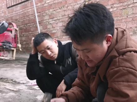 不敢笑,但实在憋不住😭#搞笑 #锤子敲钉子敲到手搞笑视频 #憋笑 #憋出内伤 #忍住不笑