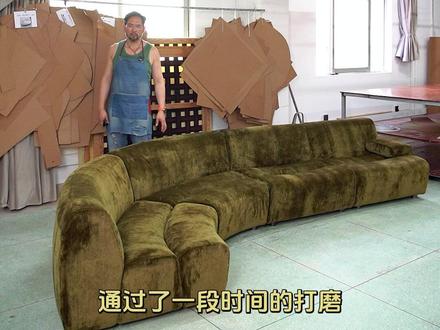 为亚洲身材定制的竹节沙发!坐感Q弹绝绝子~ 终于把心心念念的竹节沙发搞定了!全程自己打磨,虽然就两个模块(90cm直条+弯弧),但细节上下了不少功夫
全网都说“1:1复刻”,但我们做了个大改变:
整体坐深+靠背高度,缩短到960mm!不是原版不好,而是这个尺寸对我们亚洲身材来说,坐姿更放松,起身更利落!
关于“坐感”
原版靠定型棉+薄羽绒?我们偏不!
靠背和扶手接触面:填充了优质羽绒!包裹感、回弹性绝了,靠下去瞬间放松~
承托层:羽绒 + 记忆棉双料叠buff!不是简单一层定型棉哦。这样带来的坐感更Q弹有支撑,久坐不塌不累腰。(虽然工序复杂、成本高了好多...但为了舒服,值!)
为什么不用定型棉?
定型棉成本低、效率高,但论坐感的活劲儿和贴身支撑,确实不如我们这种用多层海绵科学配比叠起来。成本是上去了,但换来的是实实在在的舒服。
#沙发 #竹节沙发 #模块沙发 #家居美学 #家具工厂