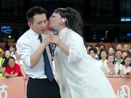 胡晓晴70岁的高龄,用五种音色来演唱一首歌,不愧是国宝级的艺术家,全场欢呼#索图#索图大舞台#高手在民间#精彩片段分享