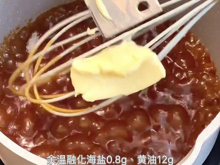 烘焙日志|超🔥的多重巧克力糕王🍫都直接来抄作业好吗!!
最近被这块多重巧克力蛋糕大王馋晕了🥹
足足有十层夹心!!
从上至下依次是:
1.海盐焦糖淋面
2.巧克力甘纳许
3.可可戚风
4.焦糖脆珠咖啡酒奶油
5.可可戚风
6.巧克力甘纳许
7.香草烤布蕾
8.可可戚风
9.生巧
10.咖啡可可布朗尼
【咖啡可可布朗尼】
60%黑巧50g
黄油38g
鸡蛋1个
糖30g
低粉30g
可可粉10g
黑咖啡液15g
朗姆酒3g
【生巧夹层】
60%黑巧80g
淡奶油130g
黄油15g
【香草烤布蕾】
牛奶100g
淡奶油100g
蛋黄50g
糖18g
香草精2g
【可可戚风胚】
鸡蛋3个
玉米油38g
牛奶40g
低粉33g
可可粉10g
糖35g
柠檬汁 适量
【巧克力甘纳许】
60%黑巧25g
淡奶油40g
【海盐焦糖淋面】
糖40g
水15g
淡奶油50g
海盐0.8g
黄油12g
【焦糖脆珠咖啡利口酒奶油】
奶油奶酪50g
淡奶油200g
糖10g
黑咖啡粉3g
咖啡酒10g
#巧克力蛋糕 #在家做蛋糕 #创意美食 #巧克力控 #甜品