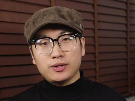 周深与张艺谋再次合作,献唱《惊蛰无声》主题曲,采访装傻太可爱