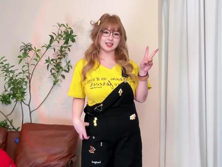 鬼马少女的刺绣背带裤新穿搭来噜噜!! 放下一边背带的穿法很适合甜酷女孩耶~实在太显瘦明媚啦!#速码春日少女感穿搭 #穿搭的尽头是基础款 #背带裤 #微胖女生 #小个子穿搭