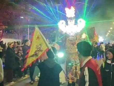 谁懂啊!北方孩子在仙富村被这场“烟花+鞭炮+DJ”的顶配组合拳直接打懵了!🎆 这哪里是过年,这是现实版的人间狂欢!