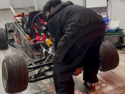 在超市抢鸡蛋输给了张大姨!?我决定把四缸发动机装在购物车上… 这期视频来手把手教大家制作【赛道版购物车】的前/后推杆悬架【全网最详细手搓推杆悬架教程】#手搓万物 #改装 #赛车 #手工diy