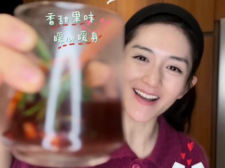 分享一个适合家庭聚会的新年热红酒。做法简单,味道果香甘甜,度数也不高,全家人一起喝,温暖幸福、仪式感拉满🥰如果家人夸奖你做得好喝,记得说是谢娜教你的哈😎,如果说不好喝,记得说你会继续努力的😜#星河计划#兔年第一条抖音