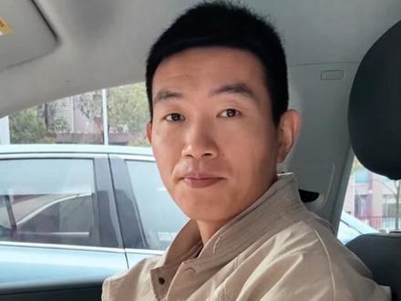 起步、停车,到底是先挂挡,还是先松手刹?这得看情况,起步先挂挡后松手刹;停车先拉手刹,再回空挡!#学车 #科目三 #开车技巧