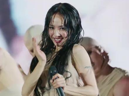 舞台女王蔡依林2026年巡演官宣登陆厦门,白鹭体育场瞬间成为焦点。很多人好奇,这座年轻场馆,为何能被这位华语顶级唱跳歌手选中?答案就藏在场馆实力、舞台适配与城市共鸣里。
首先,白鹭体育场的硬件,完全匹配蔡依林巡演的顶级规格。作为中国首个可实现足球与田径转换的甲级场馆,足球模式下可容纳6万余人,宏大空间能轻松承载巡演的巨型道具和万人在线的荧光海。要知道,她的巡演制作成本超2亿,30件大型装置,都需要开阔场地,而白鹭体育场的超大容积,恰好完美满足。
其次,场馆的设计,和蔡依林演唱会的艺术内核高度契合。白鹭体育场以“凤凰·厝 白鹭·梅”为主题,外形就像展翅的白鹭,大部份的观众能直接看到海景,这种自然与建筑的融合,刚好呼应巡演“愉悦宇宙”的浪漫基调。
更重要的是,厦门的城市气质,和蔡依林的受众高度适配。作为海滨旅游城市,厦门汇聚了大量年轻群体,而蔡依林的演唱会即能吸引本地粉丝,也能带动周边歌迷跨城赴约。另外,白鹭体育场作为厦门新地标自带话题度,与蔡依林的国民度相辅相成,既提升演唱会影响力,也成为厦门初春的文化亮点。
从硬件支撑到艺术契合,从城市共鸣到受众匹配,白鹭体育场凭实力成为优选。当舞台女王遇上鹭岛地标,这场艺术与城市的碰撞,注定是一场难忘的视听狂欢。#演唱会 #演唱会攻略 #蔡依林 #蔡依林演唱会