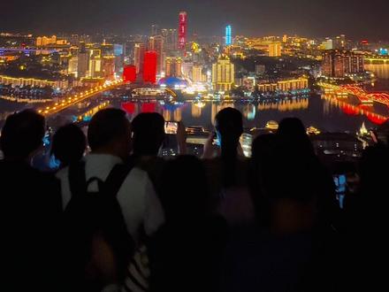 作为一个柳州人,你有多久没有上马鞍山顶看城市夜景了,还以为工作日人少,想不到也站满了人,而且大多数都是外地来玩的朋友。#柳州必打卡景点 #总要来一趟柳州吧 #柳州热门打卡地推荐 #柳州螺蛳粉 #柳州夜景 @DOU+小助手 @抖音小助手