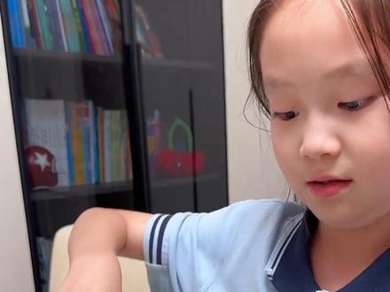 女儿强行给鬃狮蜥泡澡!鬃狮蜥:我明明是沙漠之王,为什么要让我在水里学游泳?#鬃狮蜥蜴 #爬宠 #旱鸭子 #女儿和宠物 #神奇动物在抖音