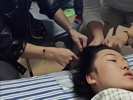 冷美人退赛后首次开播,10万+观众在线观看梳头,有热心网友带着工具主动来帮忙#冷美人 #荒野求生 #七星山骆驼杯