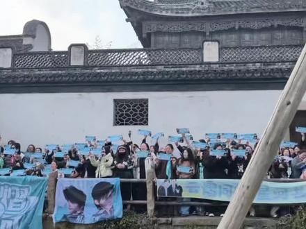 姐妹们早上五点多蹲点等云旗,直到下午三点半云旗出现在濮院时装周,这届姐妹太拼了💪💪#濮院时装周 #云旗 #上热门 #云熠星河