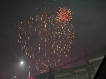 村里有大人物啊,个人烟花放出了大型烟花秀的场景