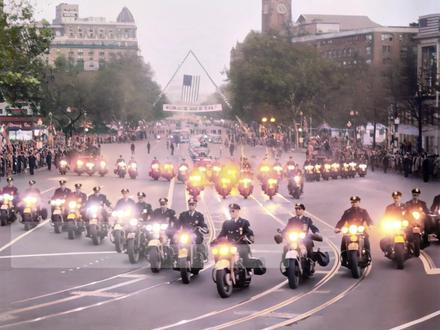 1949年伊朗末代国王访美,获盛大仪式迎接的真实影像 #历史 #伊朗 #珍贵影像 #看窗外的世界 影像1949年11月,冷战大幕刚刚拉开,伊朗最后一位国王穆罕默德・礼萨・巴列维,踏上了他人生首次美国之行。这位年仅30岁的君主,可不是来游山玩水的,他是带着一肚子的家国困境,来美国找最强靠山的。美国直接把接待规格拉到天花板级别,全程排面拉满。这是1949年,美国盛大仪式迎接伊朗末代国王的真实影像。