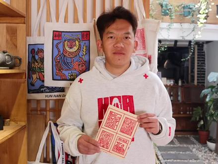 体验剑川非遗———甲马
甲马,又叫纸马或神纸,是一种源于唐代的木刻版画,主要用于祭祀时焚烧,是古人与神灵沟通的媒介,堪称“人神之间的快递员”。
共创伙伴@白小云
#甲马拓印 #剑川非遗 #非遗 #剑川古城 #剑川甲马