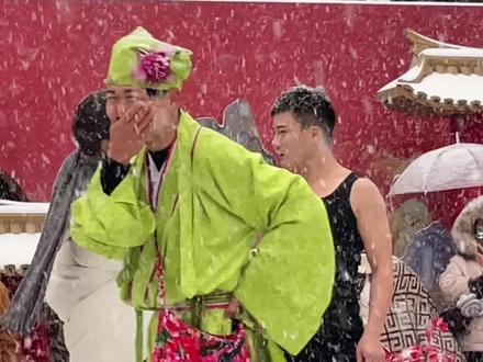 哥们的小野猫着实有点野,看的我浑身打冷颤!
#万岁山武侠城 #万岁山老嫂子 #老嫂子欢乐大舞台 #来万岁山武侠城看斗舞了