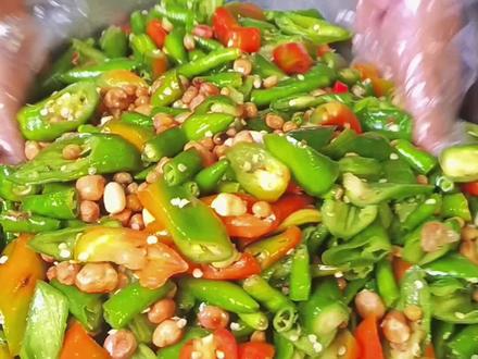 十斤辣椒2斤花生|斤黄豆8两酒8两盐8两香油半斤生抽半斤老抽半斤白糖三两姜三十粒花椒 经典搭配超级美味 酒辣椒酒辣椒