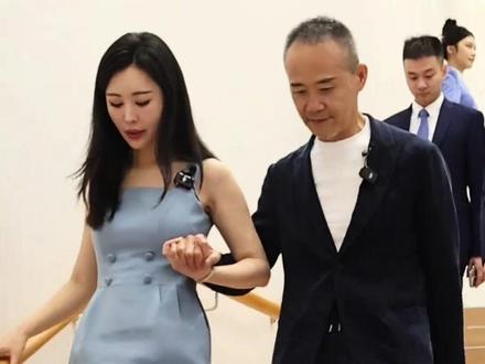 #王石田朴珺 最后一次公开露面,田朴珺与王石的爱情故事!
2015年,64岁的王石迎娶34岁的田朴珺,2003年,田朴珺参演了王晶导演的《神勇铁金刚》以及陈可辛的配角后,一直不温不火,随后,田朴珺果断放弃演员一职,转身去卖起了烂尾楼,做起烂尾楼销售工作。在工作期间,她机缘巧合认识了地产大佬邓仑,凭借出众外貌与温柔气质,两人交谈甚欢。邓仑开了一家高端旅行社,经常举办各种各样活动,邓仑又与王石交好在一次活动中,经冯仑介绍,田朴珺与王石相识,只是一眼,王氏便对年轻漂亮、大胆开朗的田朴珺颇为心动,而田朴珺,也发现了王石“地产大亨”外表下的特别、迷人之处。后来,王石主动约田朴珺吃饭,但是为了显示自己的特别,以及考验田朴珺,王石请田朴珺吃饭,都会特意不带钱,让田朴珺买单,王石说,“不好意思,这次没带钱,下次再请你吧。”于是,每次都是田朴珺付钱,但是,第四次的时候,王石就主动付钱了,也因为有了前面的试探,王石才确定了田朴珺并非是垂涎他的钱,而是真真正正想和他在一起。到了第五次吃饭,王石就向田朴珺表白了,田朴珺迅速答应,只是还提了一个调皮的条件,就是让王石把前面的饭都报销了。2012年,王石与原配妻子王江穗离婚,为了补偿曾经一起同甘共苦、白手起家的妻子,王石自愿净身出户,随后,与田朴珺高调公布恋情,田朴珺迅速因恋情彻底走红。2015年,王石与田朴珺低调结婚,步入婚姻殿堂婚后,田朴珺不甘心只做“王的女人”,开始写专栏、当作家、开工作室,标榜自己是独立女性,但因为两人相差30岁,王石又是亿万富翁,很多人都说田朴珺拜金。所以,田朴珺一直努力摆脱标签,成为独立女性。后来,田朴珺看中一辆200万车,打电话告诉王石,她想要买,被王石制止,“买车可以,但是不要买这么贵的车”。但没想到,田朴珺却说,“我只是告诉你,我要换车,不是让你给我买,我自己掏钱买”,随后,用自己接的6部戏,2部综艺的钱,买下这辆车,令王石刮目相看。但其实王石也并非不想给田朴珺买车,只是他知道田朴珺三分钟热度,虽然想要买买买,但是买回家很快就会厌倦。而王石给田朴珺送的豪宅,总面积1000平米,全屋共有三层楼阁,是夫妻俩的一个"爱巢",可见王石对田朴珺有多大方、多疼爱。而田朴珺买下的那辆200万豪车,正如王石所说,一买回家开了几天就闲置在车库里了。田朴珺虽然现在已经不再拍戏,但是她转身当起制片人,悠闲体面,也算是人生赢家。