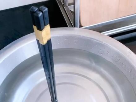 筷子立水中,太神奇了,点赞❤️,我教你此功夫,让你挑战不可能,快,你也试试去#是时候展现真正的技术了 #惊不惊喜意不意外 #最辣车门等你挑战 #一口拉满活力植 #今天你学会了吗 #热门 #热门推荐 #神奇 #挑战@抖音小助手 @DOU+小助手 #立筷子 #get新技能