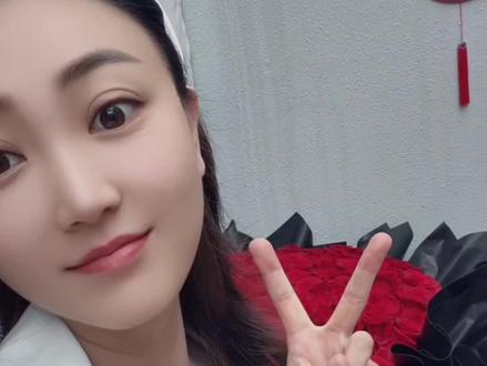 生辰遇盛会,闫丽丽回馈家乡助农公益演唱会圆满落幕!
有幸被家乡政府评为【佳县旅游形象大使】肩负起家乡文旅的使命。
恰逢生辰,这份经历注定成为人生里永生难忘的美好时刻!
感恩所有爱我之人与我爱之人,用心筹备满满的惊喜,暖暖的爱意❤️
也由衷感谢线下到场捧场的父老乡亲,还有线上隔空相伴祝福的万千粉丝
承蒙各方厚爱与期许,往后坚守初心,低调做人,高调唱歌🎤以歌声推介家乡,定不负每份真心❤️#闫丽丽演唱会#生日快乐#我为家乡代言 #佳县旅游形象大使