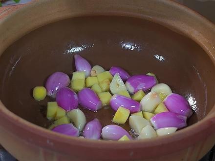 鸡肉的这个做法真的太好吃了,强烈推荐大家一定要去试试,吃过一次就爱上#五指毛桃盐焗鸡 #砂锅焗鸡 #盐焗鸡