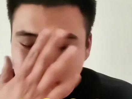 云鹏舍不得亲人,靠在哥哥的肩头偷偷的哭,不舍亲人却终要归去,揪心瞬间令人动容😭💔 #寻亲 #云鹏#上热门