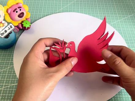 对称和平鸽剪纸,简单好看的小学生必备手工,快快剪来交作业吧#剪纸教程 #和平鸽 #轴对称 #作业