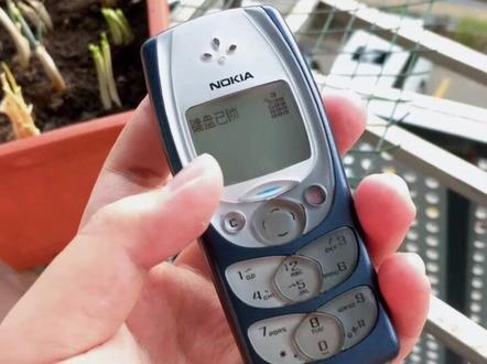 一个让人印象深刻的手机解锁方式,现在看起来都十分亲切,很有感觉啊😃😃