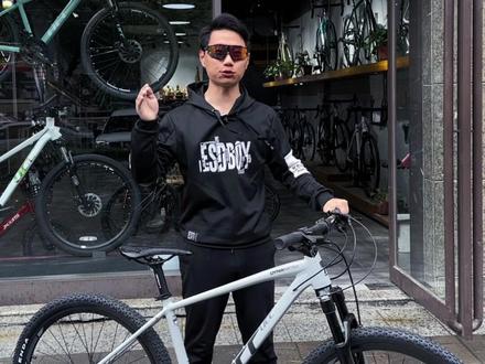 不要再纠结选做工还是性价比再或者品牌了!
如果你刚好有三千预算,那这款品牌、做工、性价比“全都要”车型一定是你的最佳选择!
UCC德曼特2,采用轻量化铝合金车架、线控可锁死黑管气压前叉、禧玛诺SLX手变、禧玛诺Deore30级变速系统,27.5寸铝合金培林轮组。还在选什么?我全都要!#郑州#同城发现 #好物推荐🔥 #dou是好车 #实用好物🔥