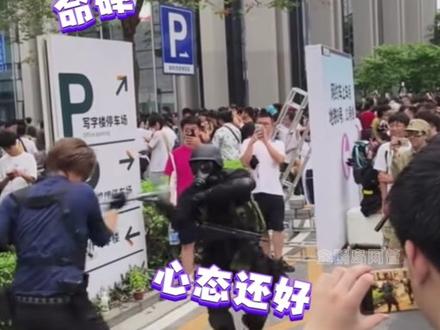 什么游戏名场面照进现实啊? #cos #生化危机 #里昂 #汉克 #漫展